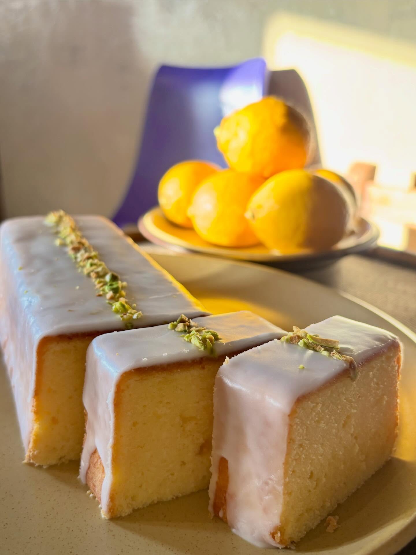 季節限定スィーツ
【ウィーク エンド シトロン "Week-end citron"】

今年も地元産のレモンスィーツ。

温かいJantique支援者よりお預かりした
ありがたいレモン。

生地はクリームチーズ入り。
砂糖はきびざら。
グラスアローのコーティングに
ピスタチオ。
ラズベリーのジャムも。

書き連ねるとえらく贅沢だな。
昨年も好評だったよ。